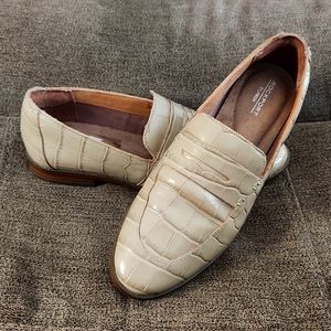 Rockport Croc-Embossed Perpetua Penny Loafer in Desert Sand size 6